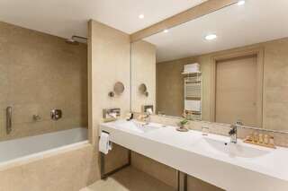 Отель Ramada by Wyndham Oradea Орадя Luxury King Suite with Spa included-4