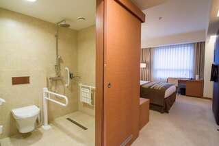 Отель Ramada by Wyndham Oradea Орадя Двухместный номер Делюкс с 1 кроватью - Подходит для гостей с ограниченными физическими возможностями-3